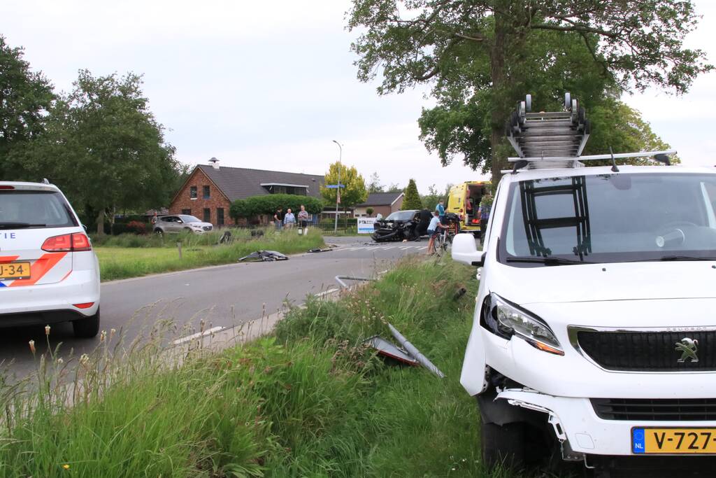 Aanhangwagen slaat over de kop na aanrijding