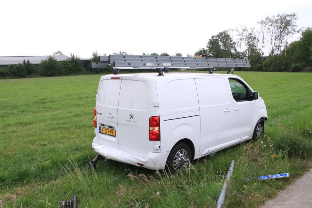 Aanhangwagen slaat over de kop na aanrijding