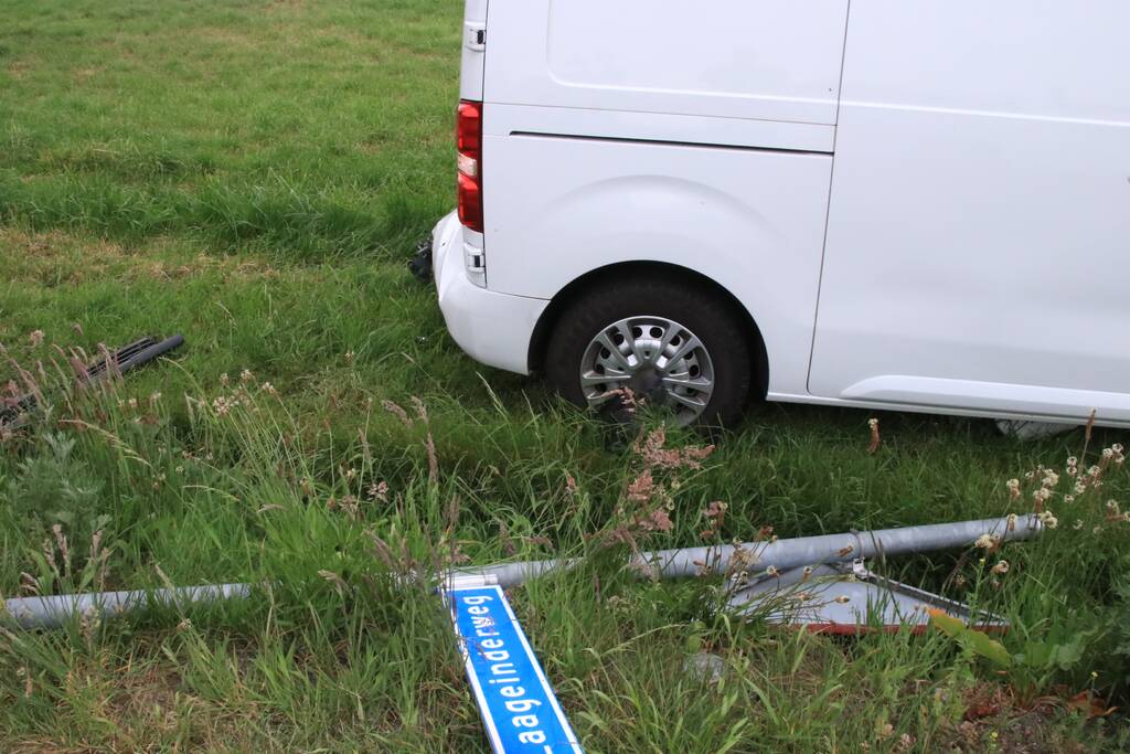 Aanhangwagen slaat over de kop na aanrijding