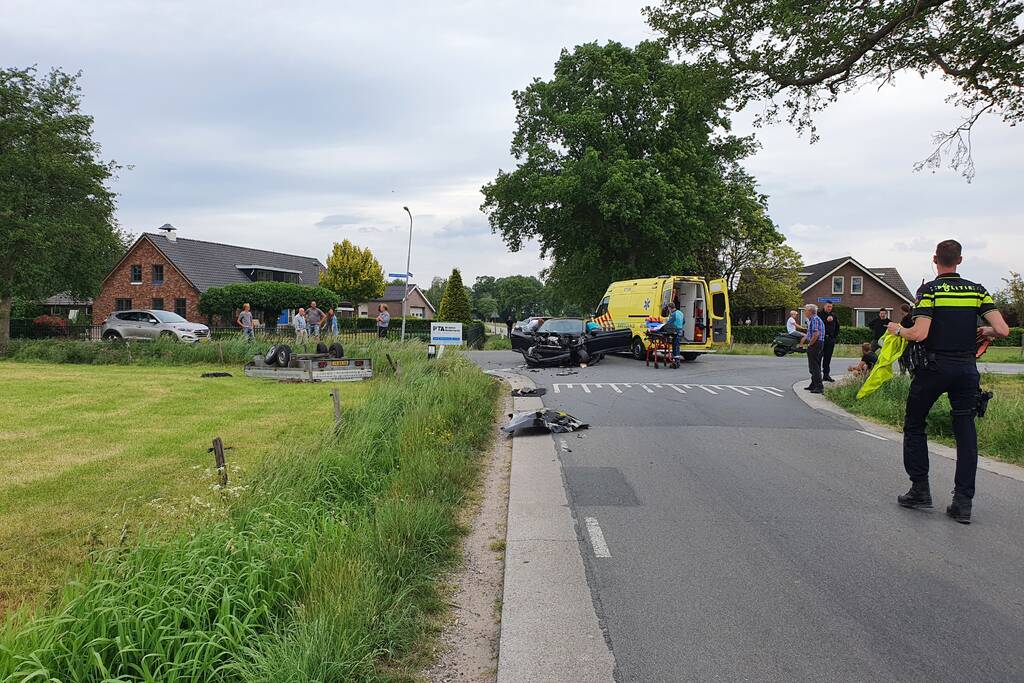 Aanhangwagen slaat over de kop na aanrijding