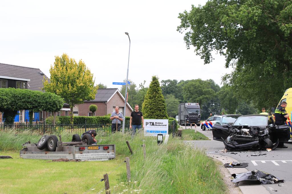 Aanhangwagen slaat over de kop na aanrijding