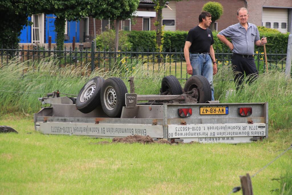 Aanhangwagen slaat over de kop na aanrijding
