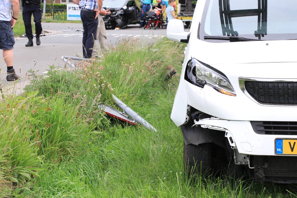 Aanhangwagen slaat over de kop na aanrijding