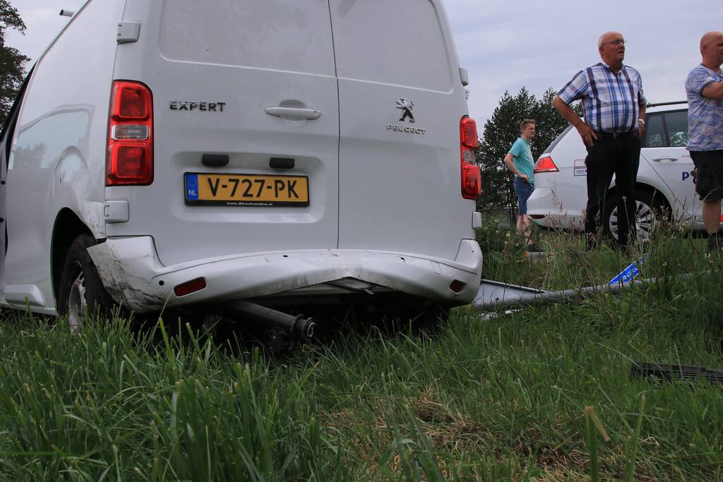 Aanhangwagen slaat over de kop na aanrijding
