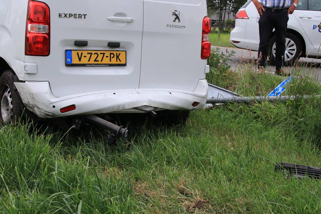 Aanhangwagen slaat over de kop na aanrijding
