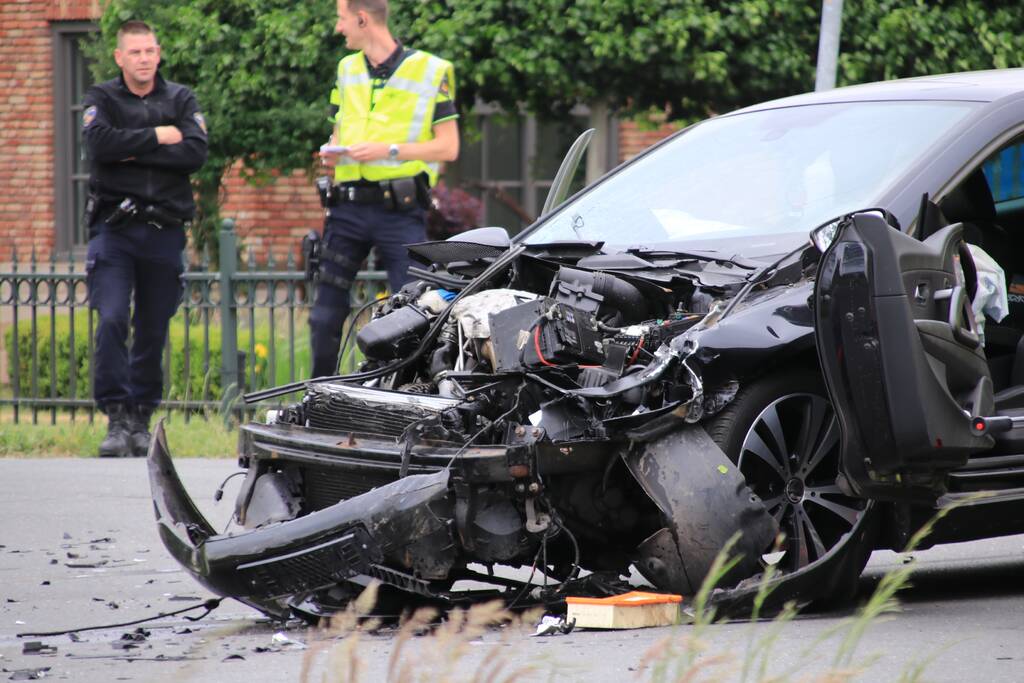 Aanhangwagen slaat over de kop na aanrijding