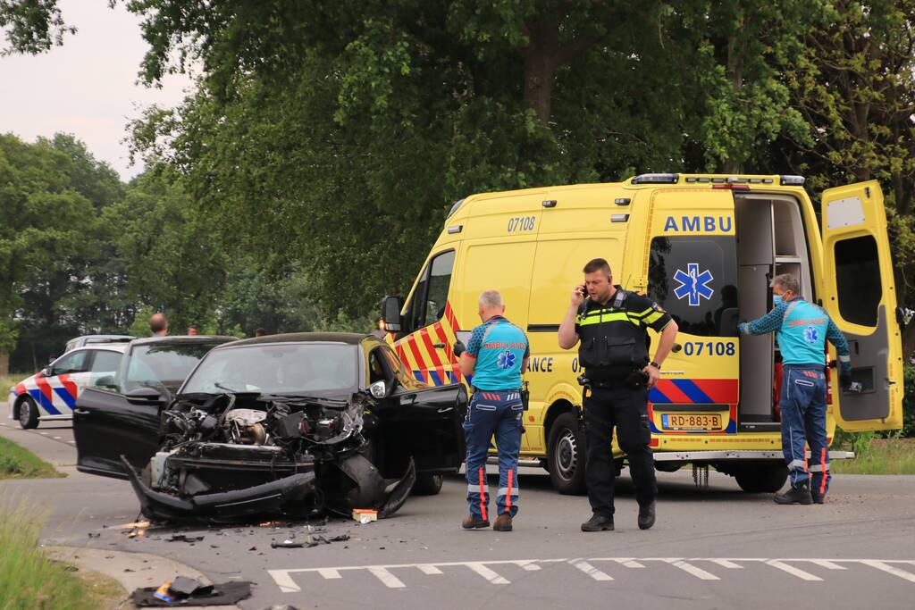 Aanhangwagen slaat over de kop na aanrijding