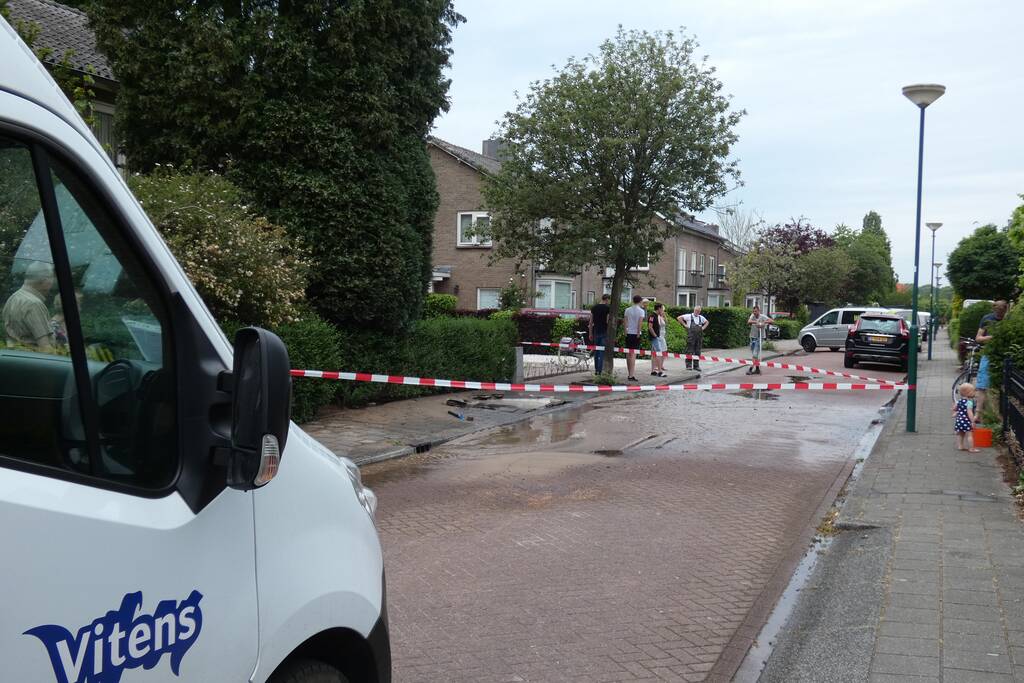 Bewoners gebruiken water na leidingbreuk voor eigen tuin