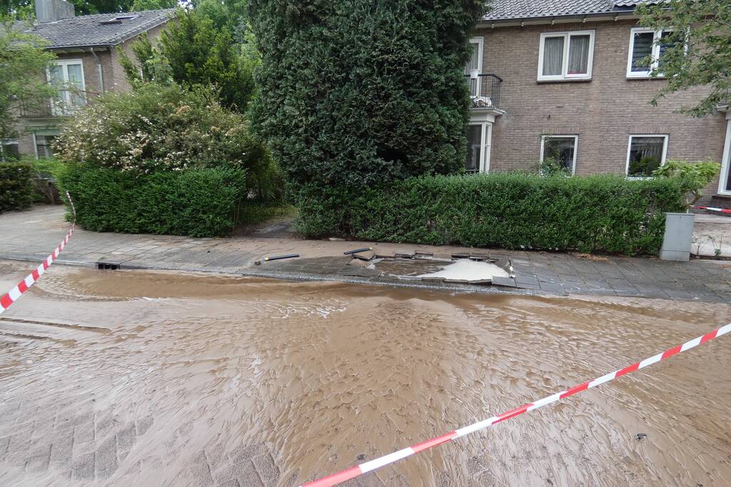 Bewoners gebruiken water na leidingbreuk voor eigen tuin