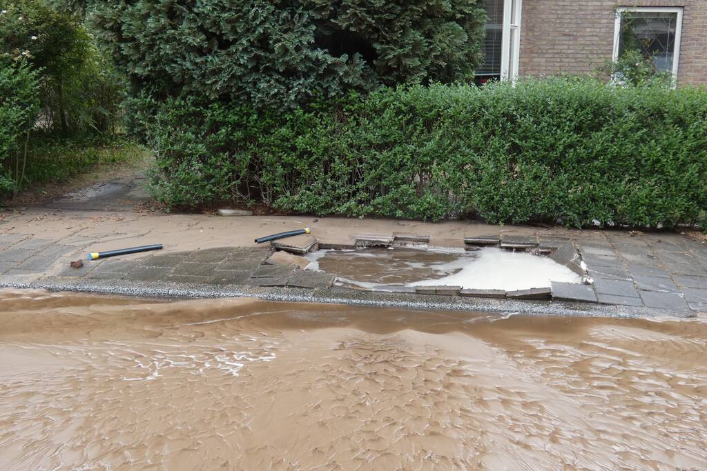 Bewoners gebruiken water na leidingbreuk voor eigen tuin
