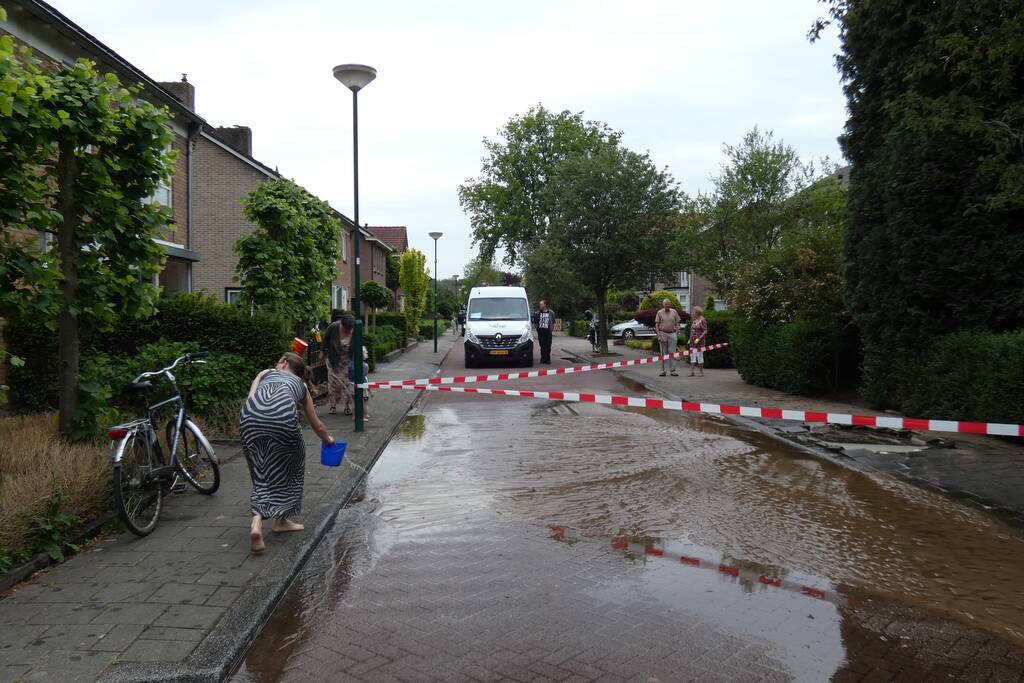 Bewoners gebruiken water na leidingbreuk voor eigen tuin