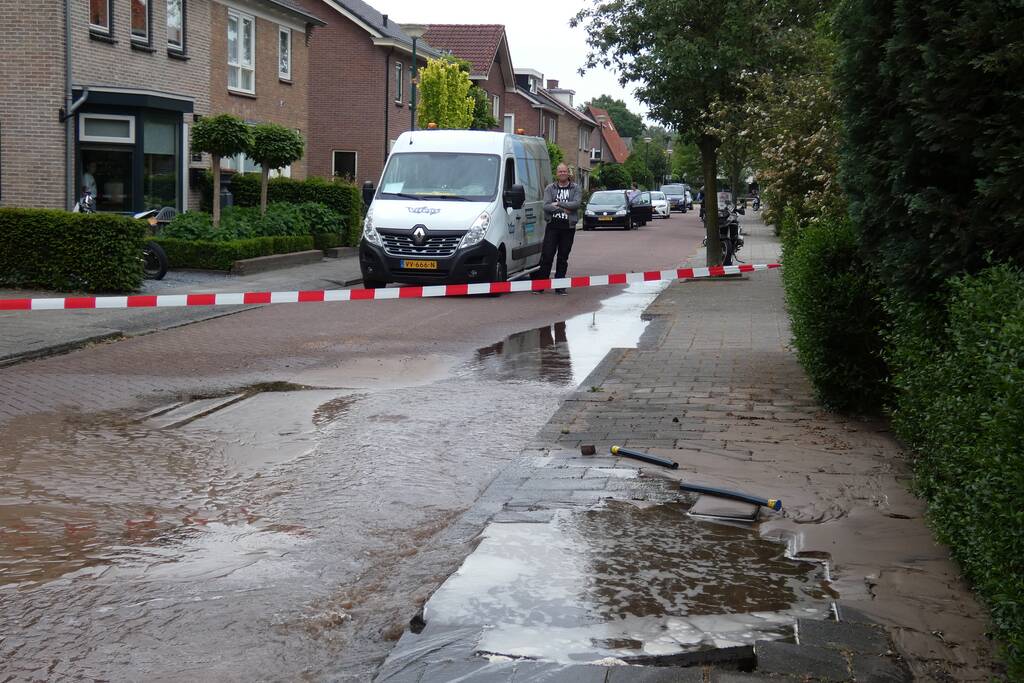 Bewoners gebruiken water na leidingbreuk voor eigen tuin