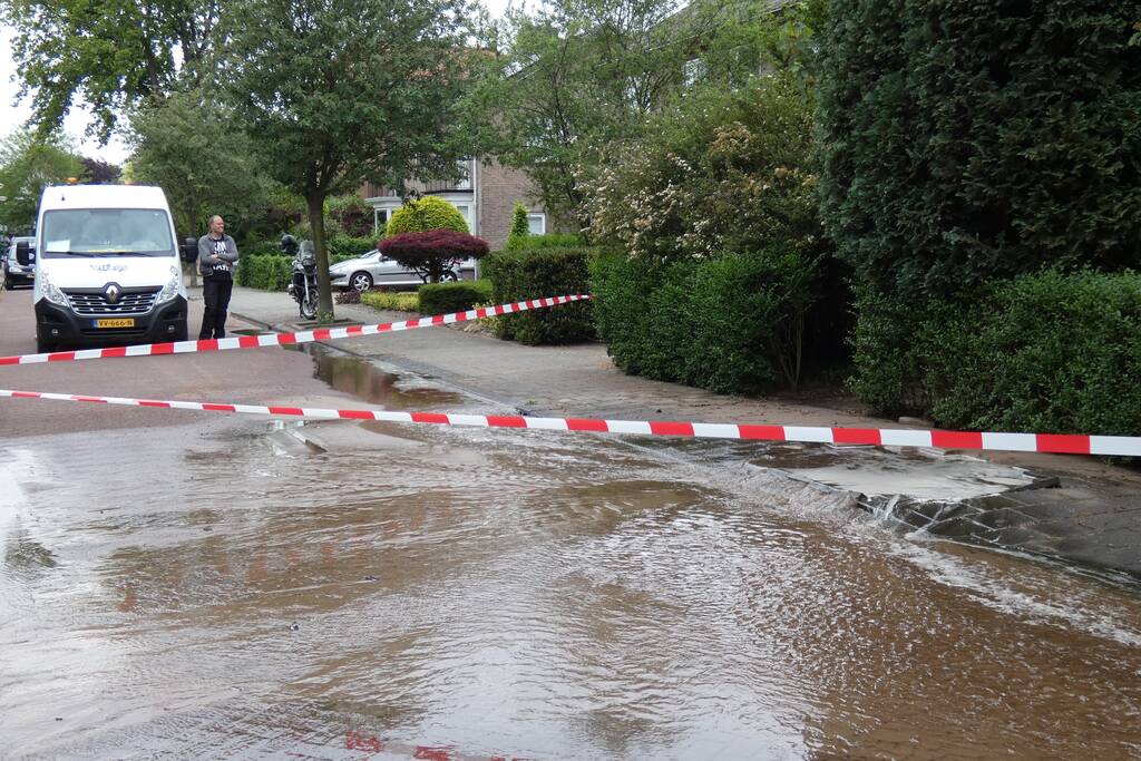 Bewoners gebruiken water na leidingbreuk voor eigen tuin