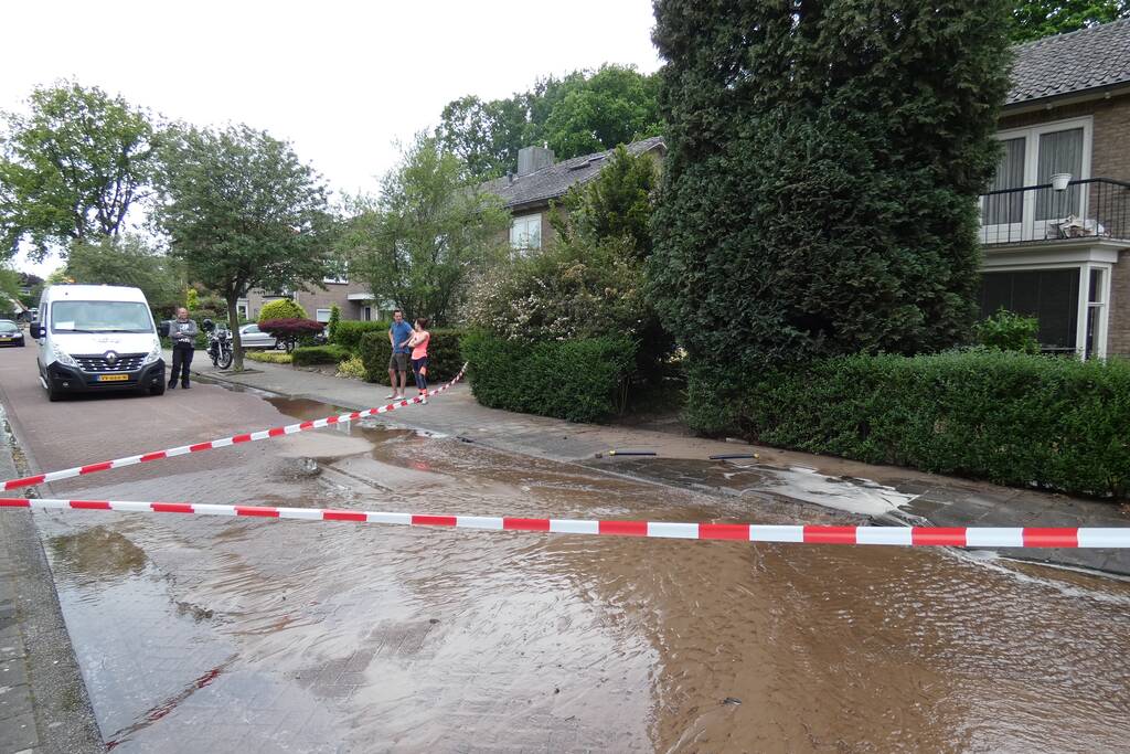 Bewoners gebruiken water na leidingbreuk voor eigen tuin