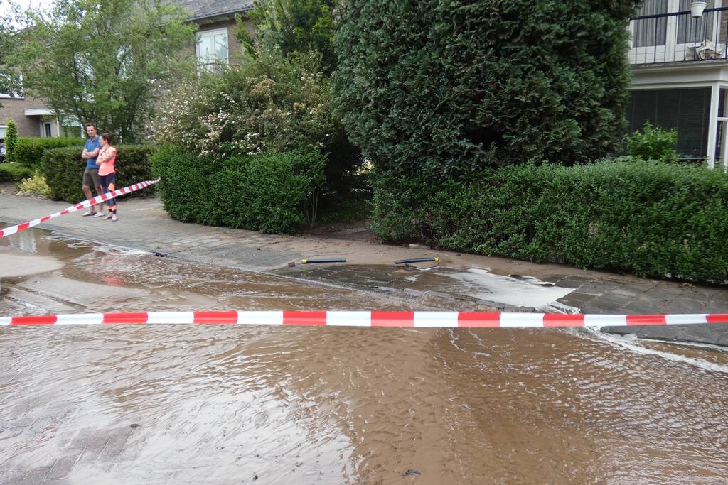 Bewoners gebruiken water na leidingbreuk voor eigen tuin