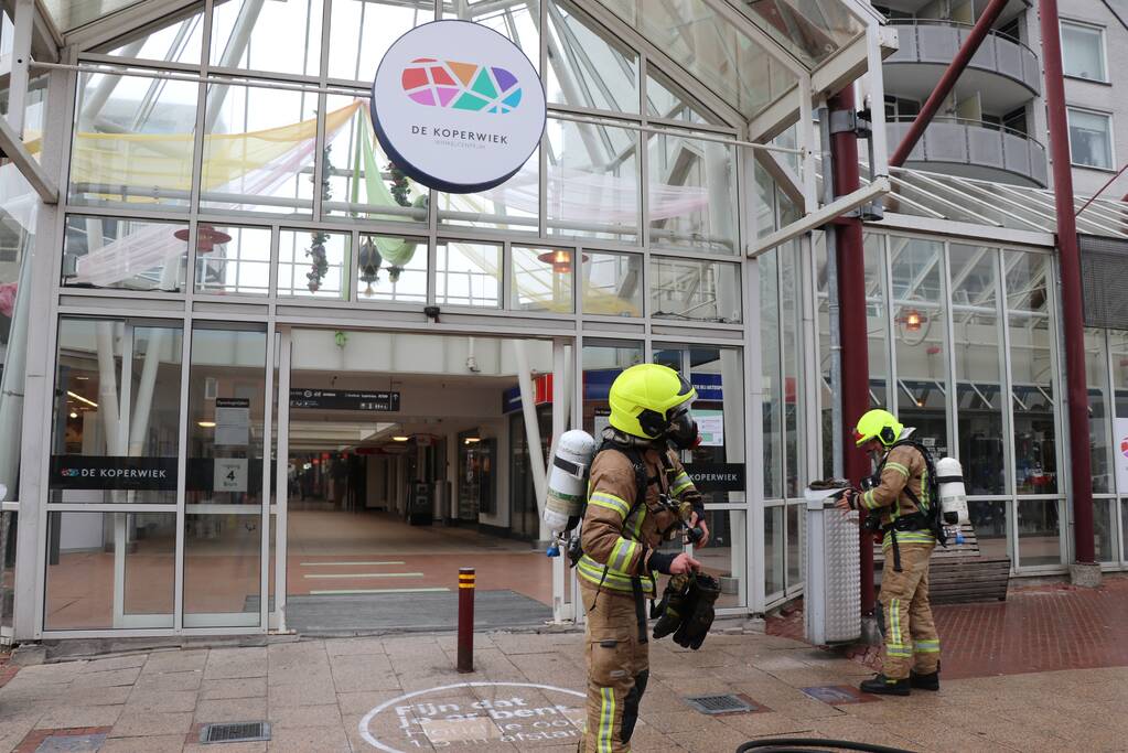 Flinke brand bij winkelcentrum Koperwiek