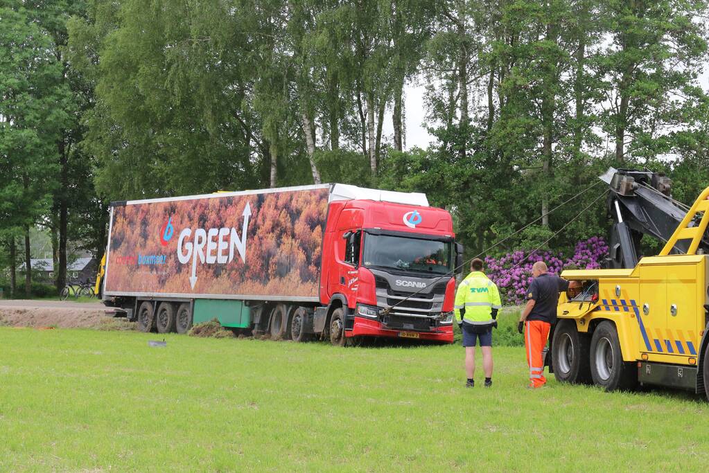 Vrachtwagen belandt in weiland bij uitwijkmanoeuvre