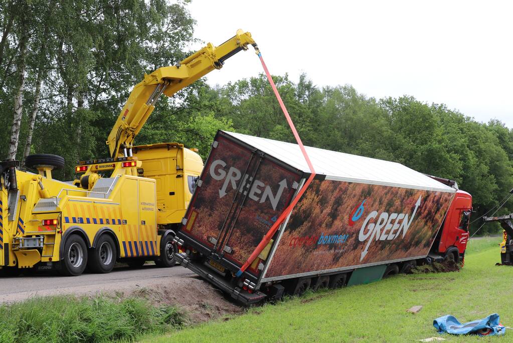 Vrachtwagen belandt in weiland bij uitwijkmanoeuvre
