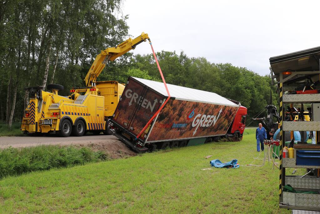 Vrachtwagen belandt in weiland bij uitwijkmanoeuvre