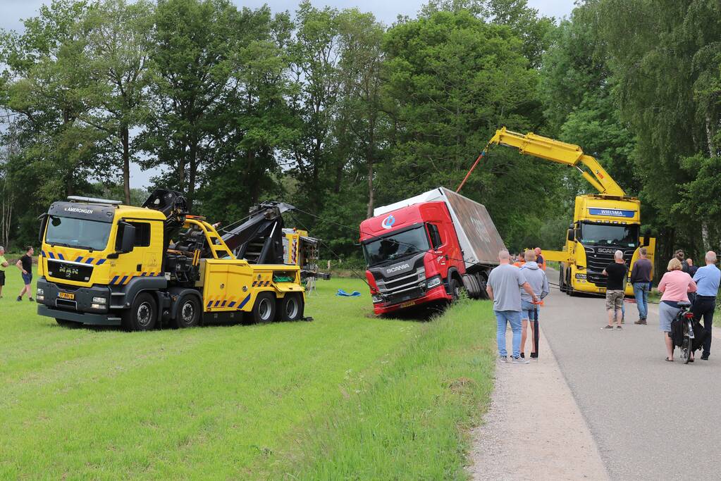 Vrachtwagen belandt in weiland bij uitwijkmanoeuvre