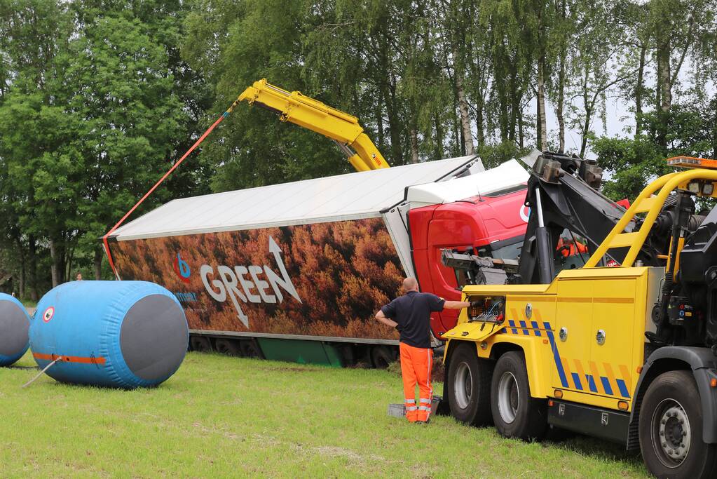Vrachtwagen belandt in weiland bij uitwijkmanoeuvre