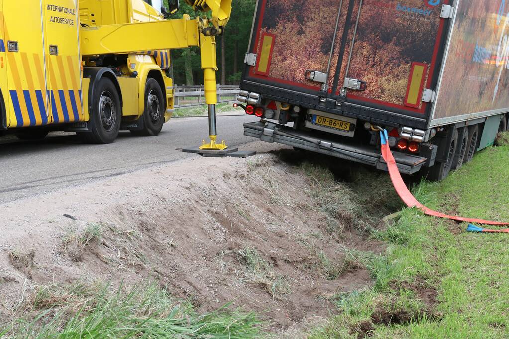 Vrachtwagen belandt in weiland bij uitwijkmanoeuvre