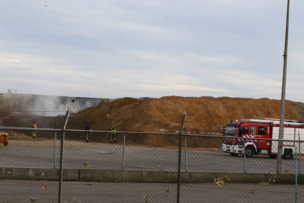 Veel rook zichtbaar in grote berg onbekend materiaal