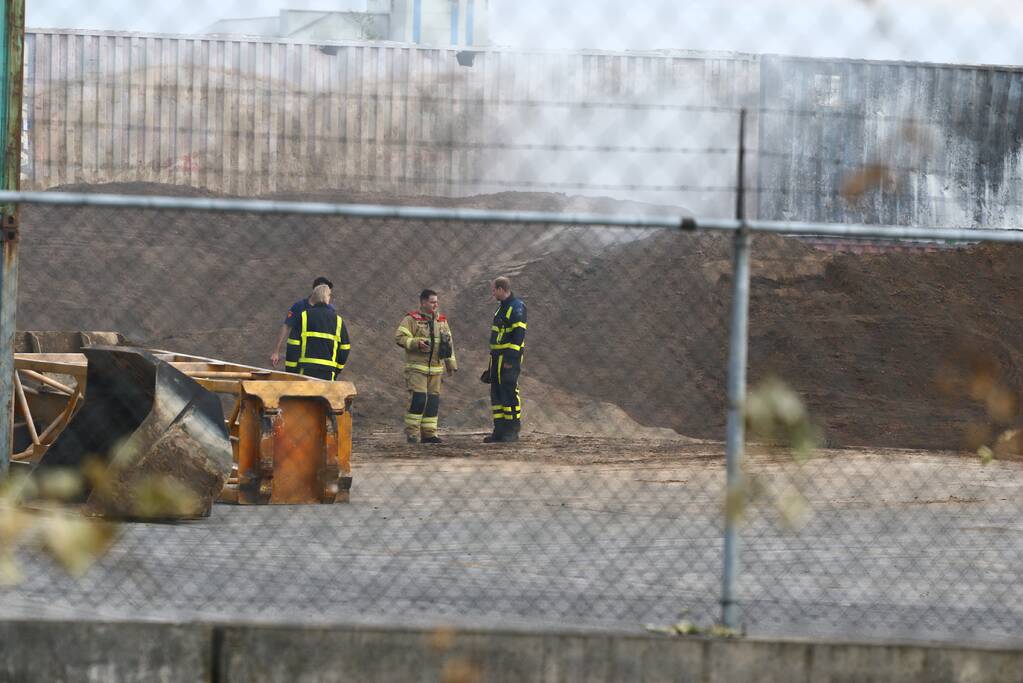 Veel rook zichtbaar in grote berg onbekend materiaal