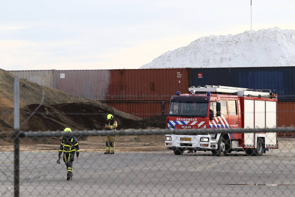 Veel rook zichtbaar in grote berg onbekend materiaal