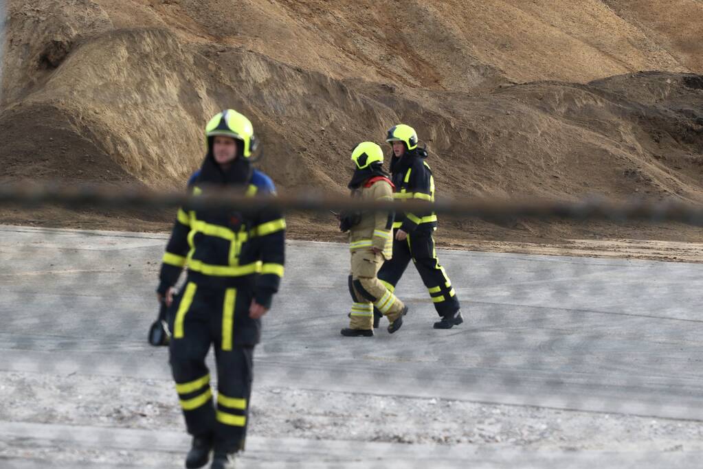 Veel rook zichtbaar in grote berg onbekend materiaal