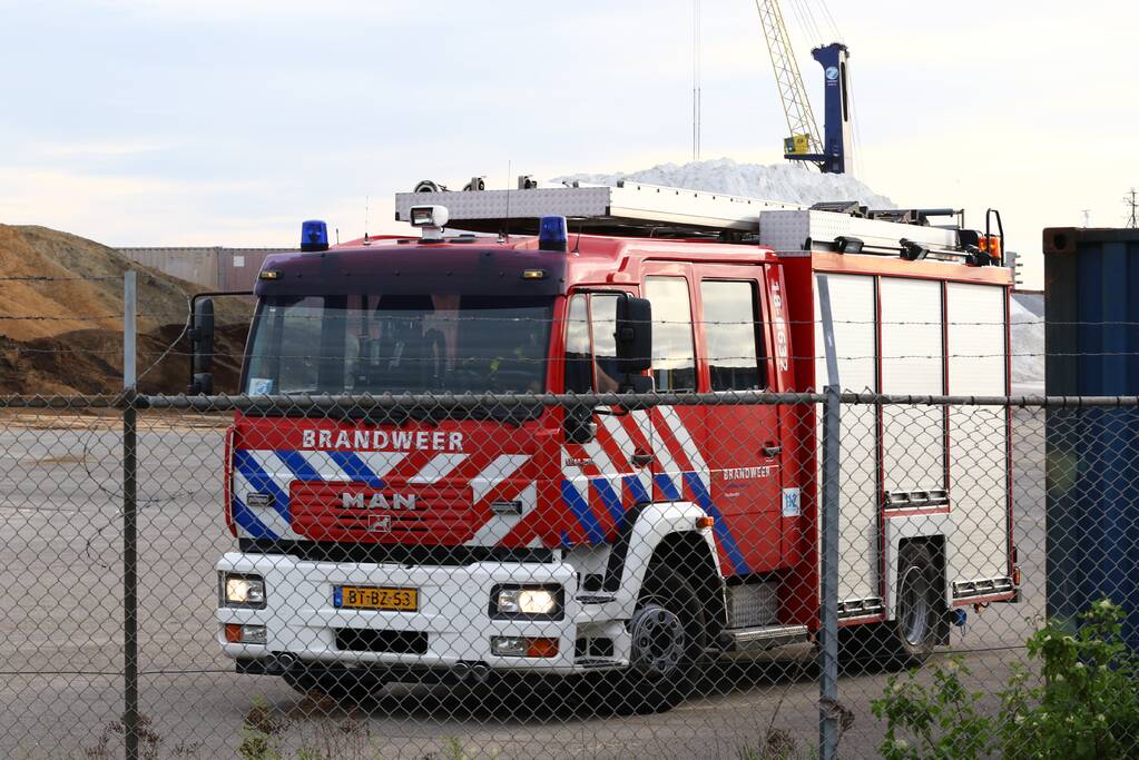 Veel rook zichtbaar in grote berg onbekend materiaal