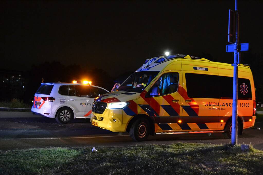 Vrouw zwaargewond uit sloot gehaald