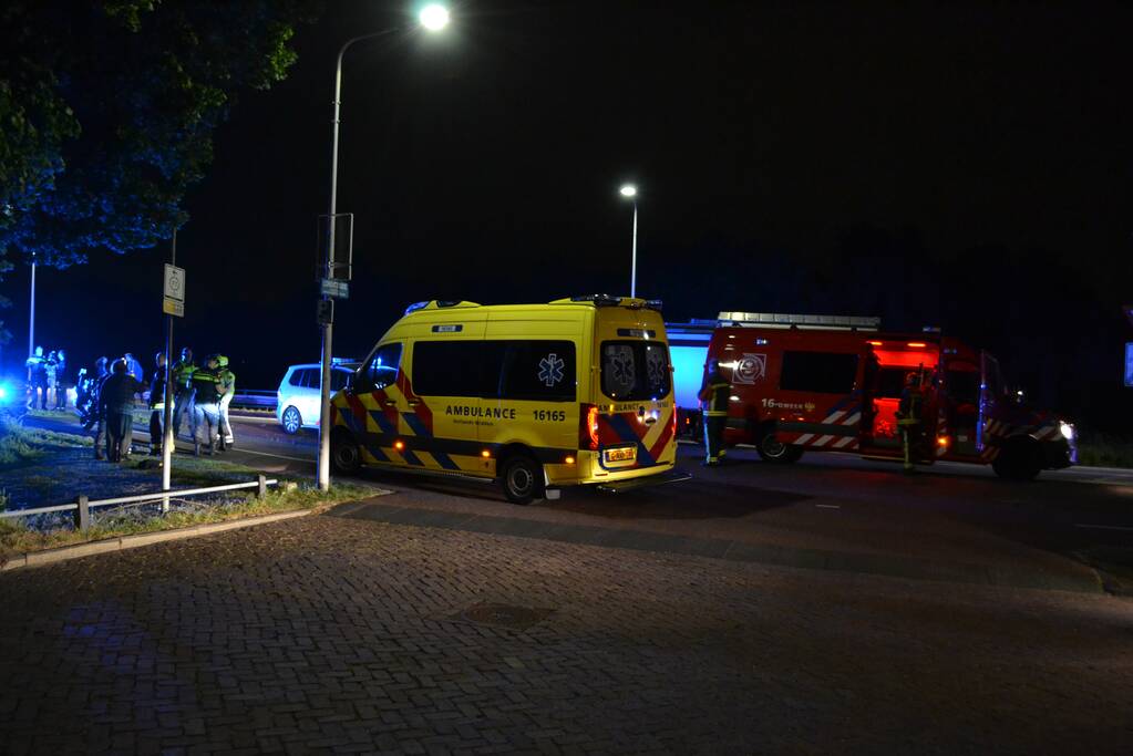 Vrouw zwaargewond uit sloot gehaald