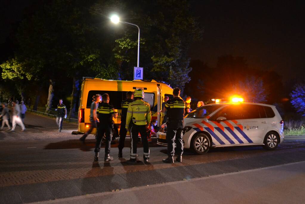 Vrouw zwaargewond uit sloot gehaald