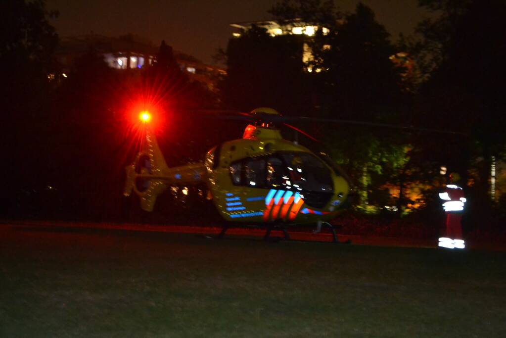 Vrouw zwaargewond uit sloot gehaald