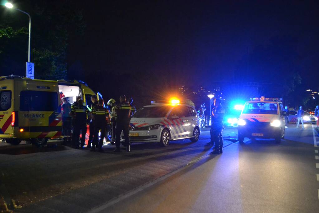 Vrouw zwaargewond uit sloot gehaald