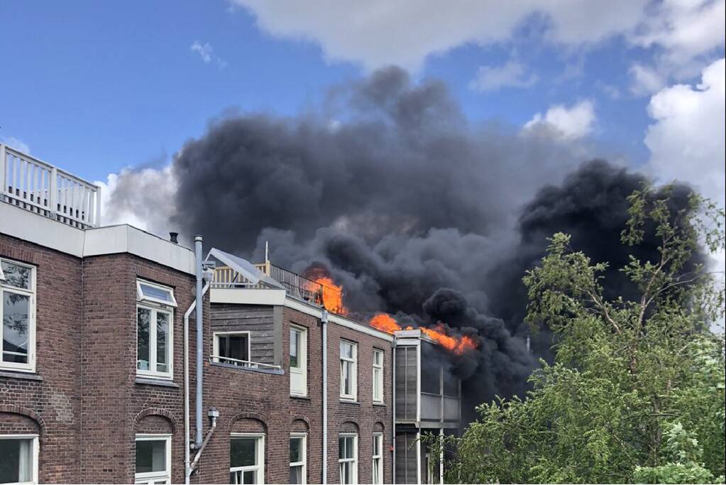 Grote brand in Oost: daken meerdere woningen volledig in brand