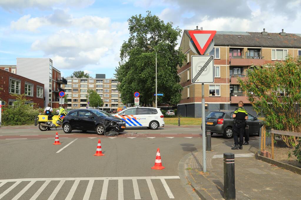 Twee auto's botsen op kruising