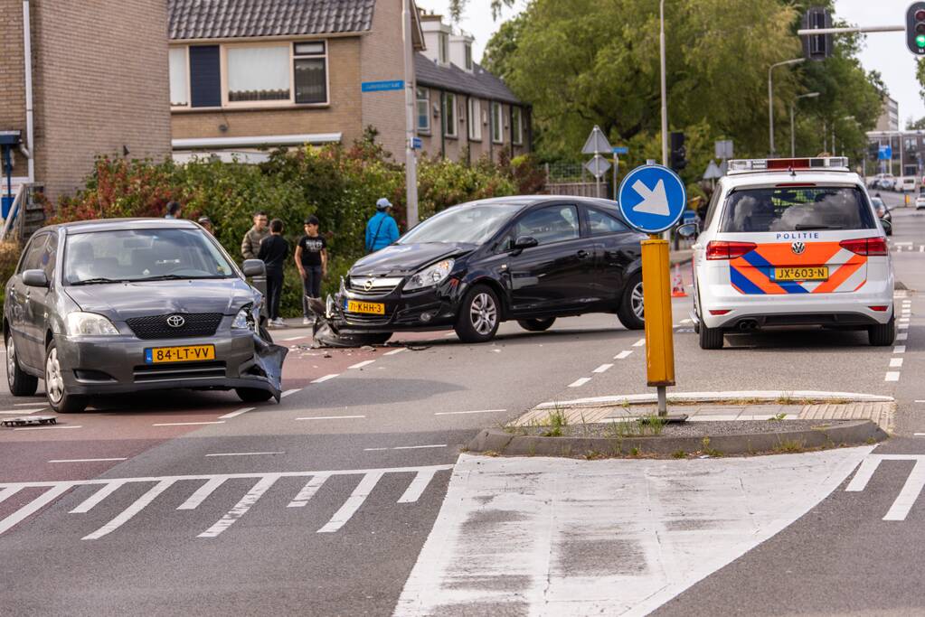 Twee auto's botsen op kruising