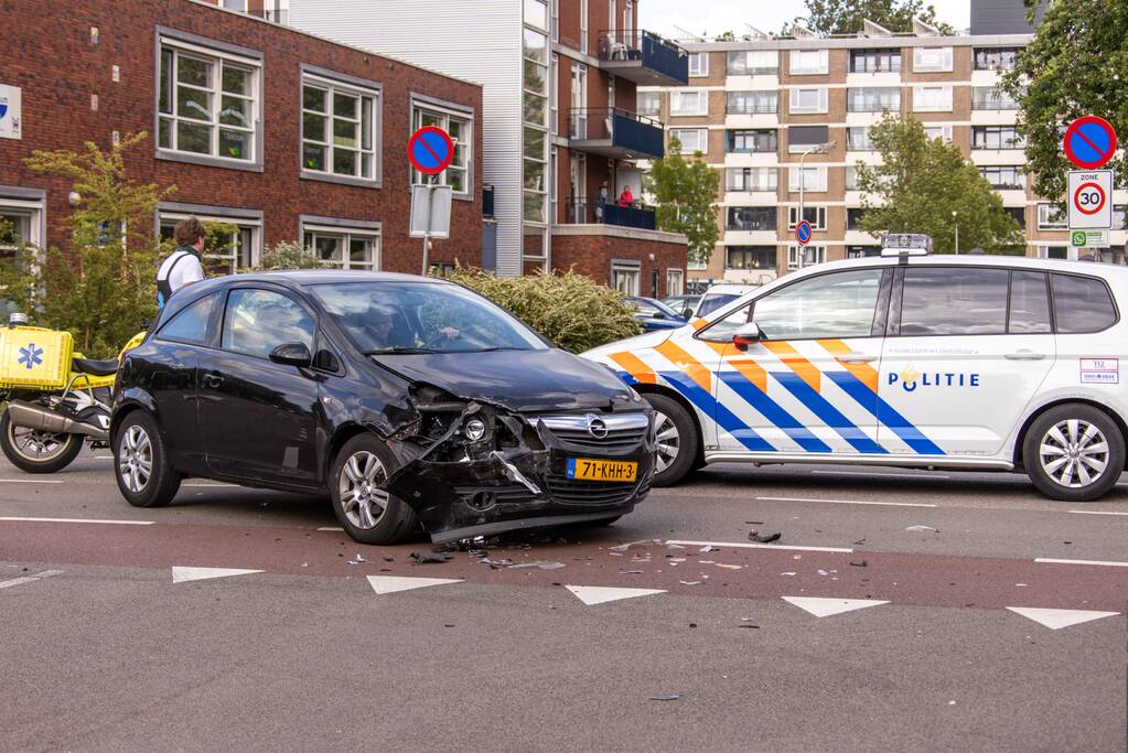 Twee auto's botsen op kruising
