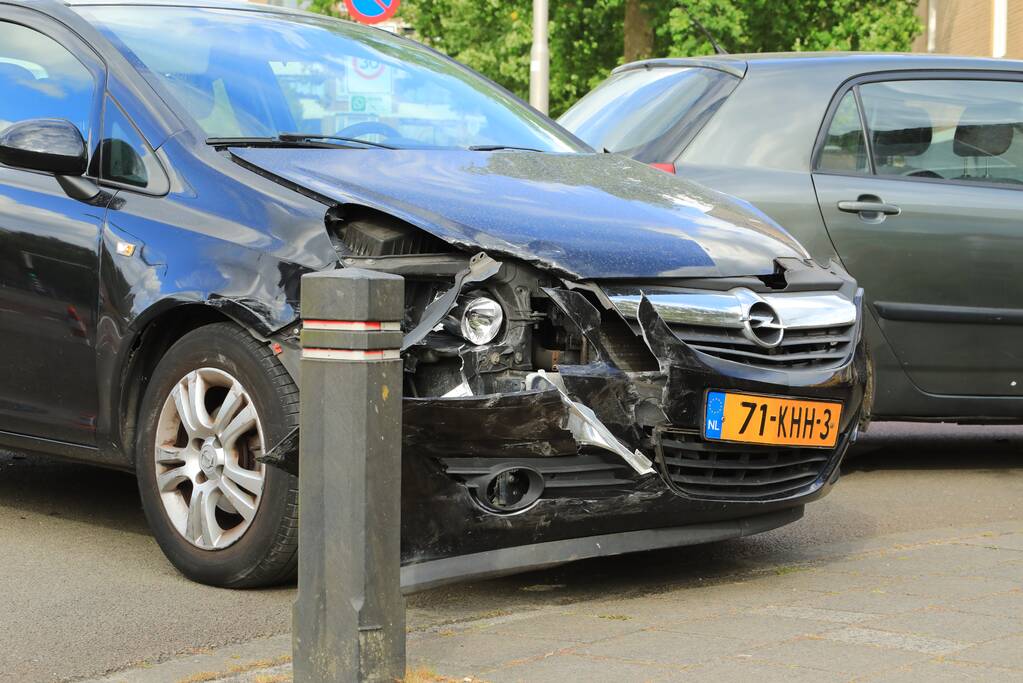 Twee auto's botsen op kruising