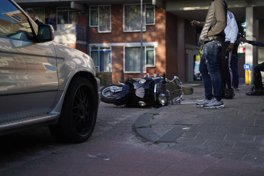 Scooterrijder gewond na aanrijding