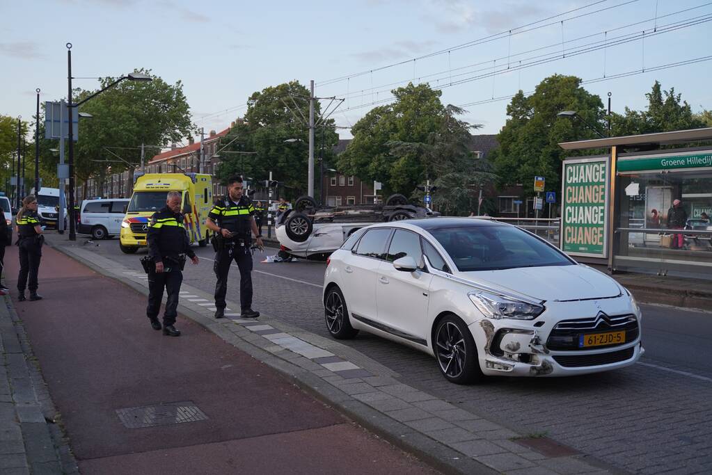 Personenauto belandt op zijn kop na aanrijding