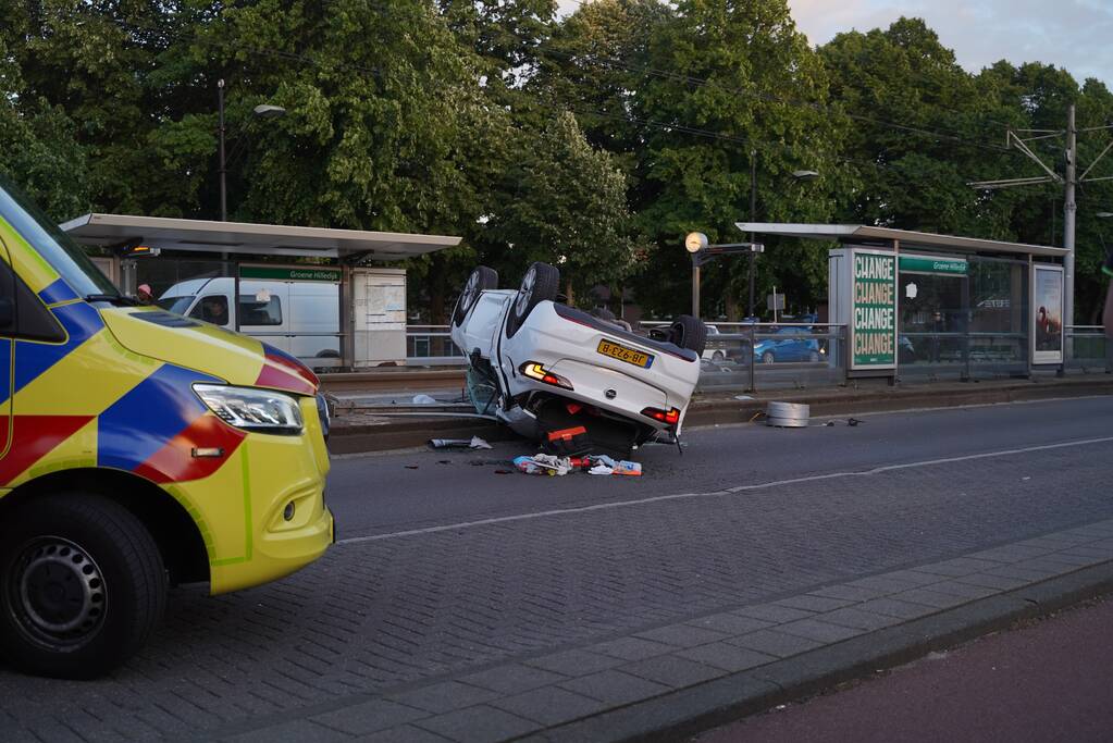 Personenauto belandt op zijn kop na aanrijding