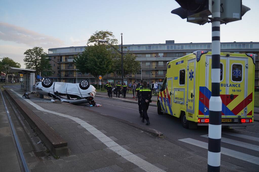 Personenauto belandt op zijn kop na aanrijding