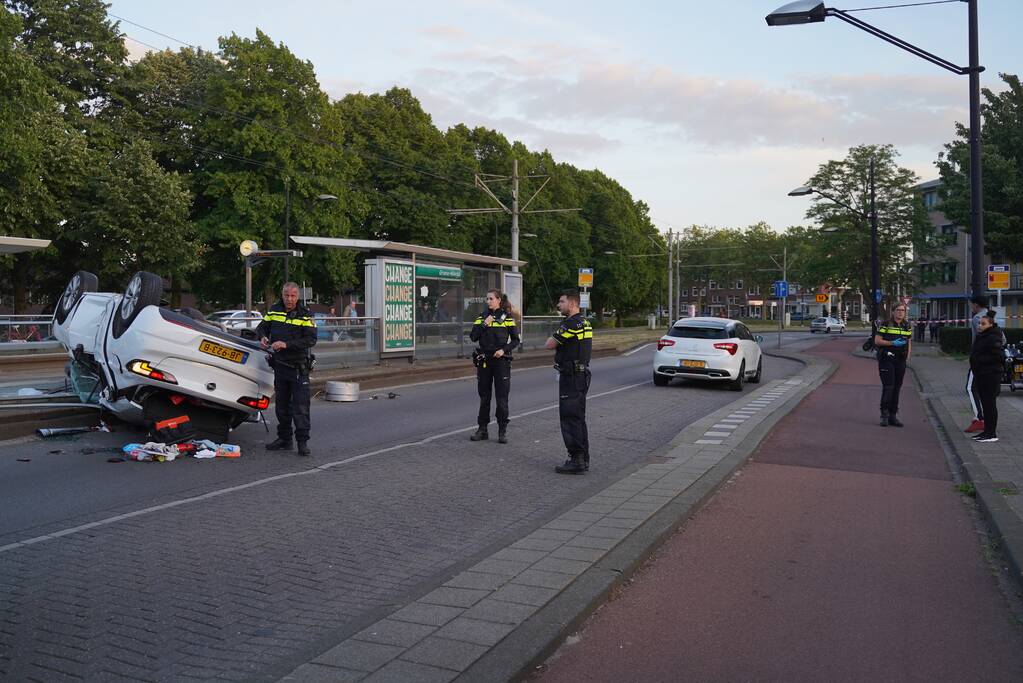 Personenauto belandt op zijn kop na aanrijding