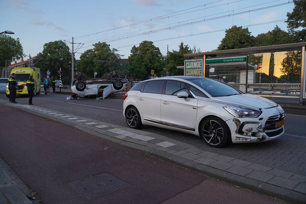 Personenauto belandt op zijn kop na aanrijding