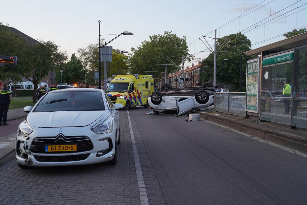 Personenauto belandt op zijn kop na aanrijding