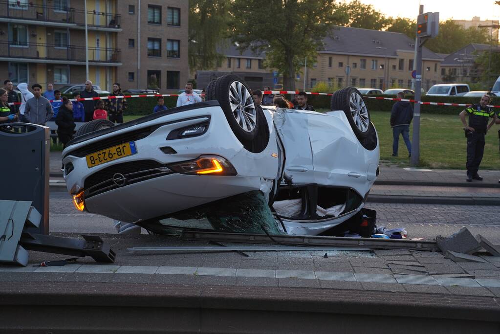 Personenauto belandt op zijn kop na aanrijding