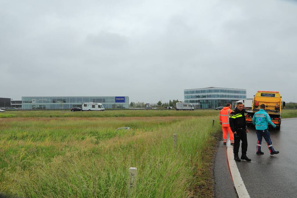 Auto vliegt uit de bocht op afrit